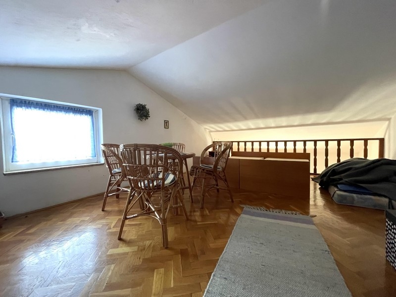 Galeria z częścią wypoczynkową i stołem