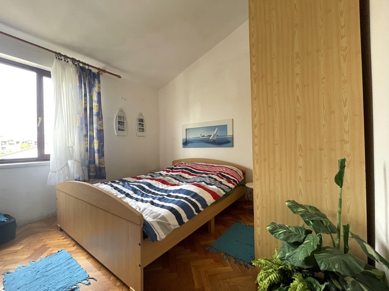 Sypialnia z oknem i podwójnym łóżkiem