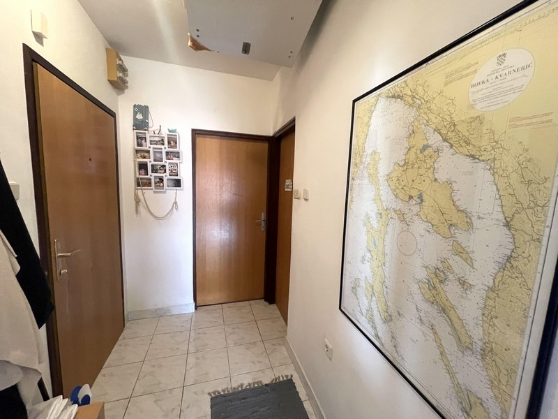 Przedpokój z mapą ścienną