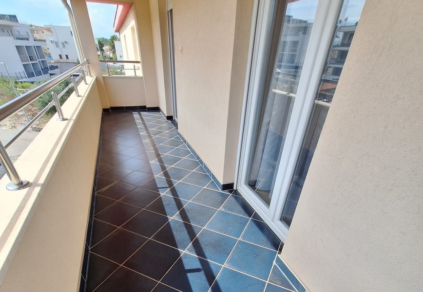 Balkon z płytkami i balustradami