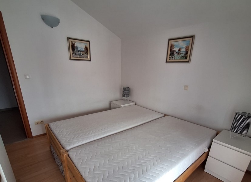 Sypialnia z dwoma pojedynczymi łóżkami i stolikami nocnymi