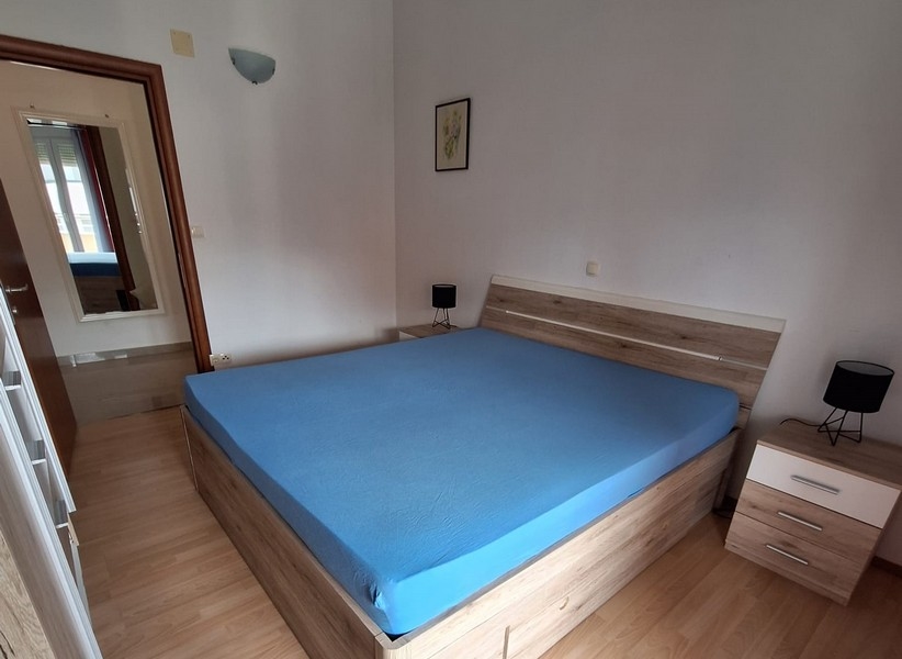 Sypialnia z podwójnym łóżkiem i szafkami nocnymi