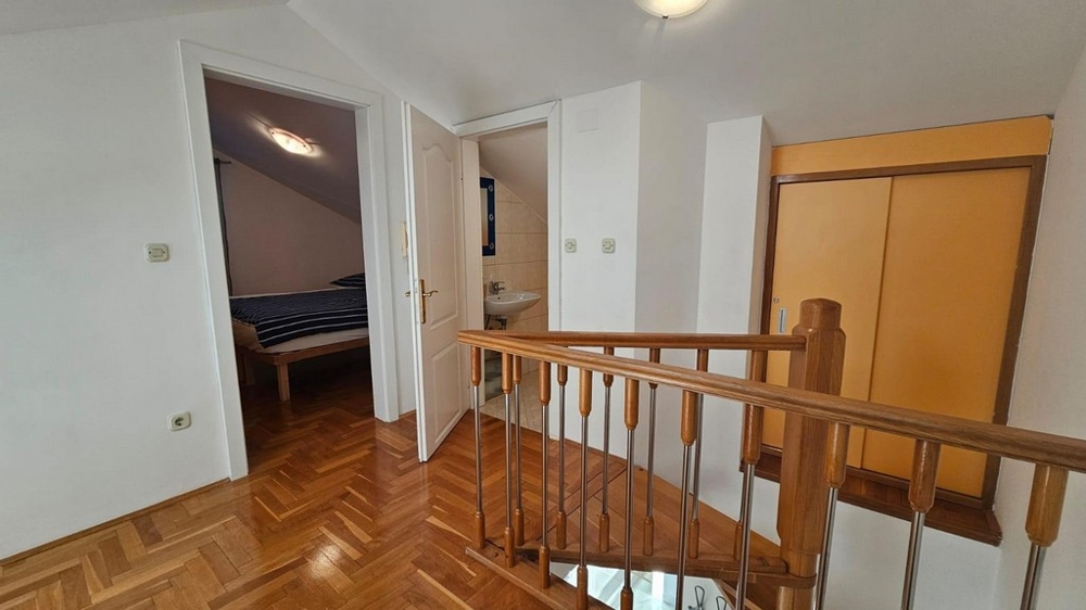 Na galerii znajduje się drugi pokój i toaleta.