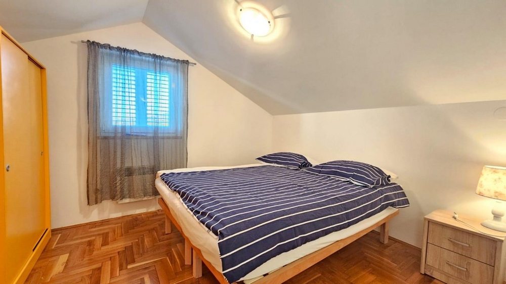 Sypialnia na poddaszu.