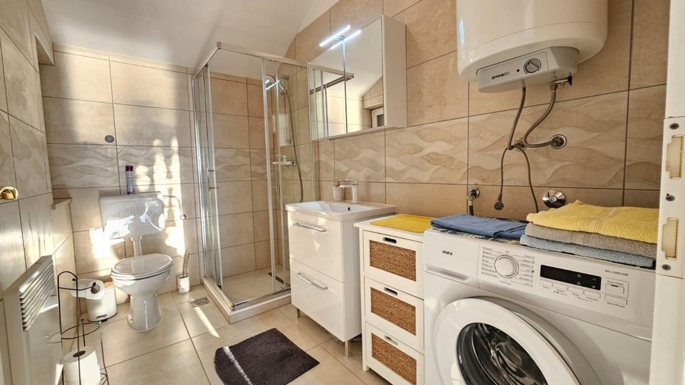 Zadbana łazienka z prysznicem.