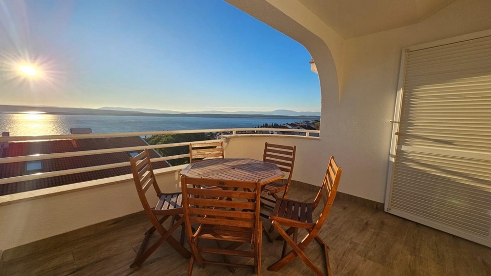 Balkon nieruchomości A3511 w Crikvenicy w Chorwacji.