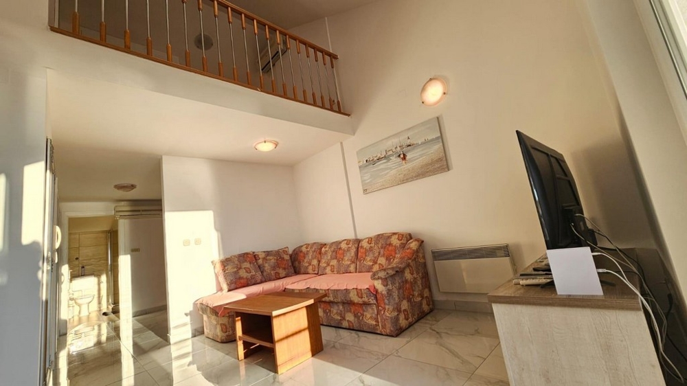 Widok z salonu na galerię.