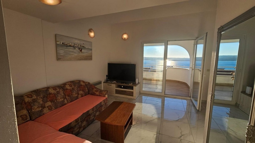 Z funkcjonalnie urządzonego salonu roztacza się również piękny widok na morze.