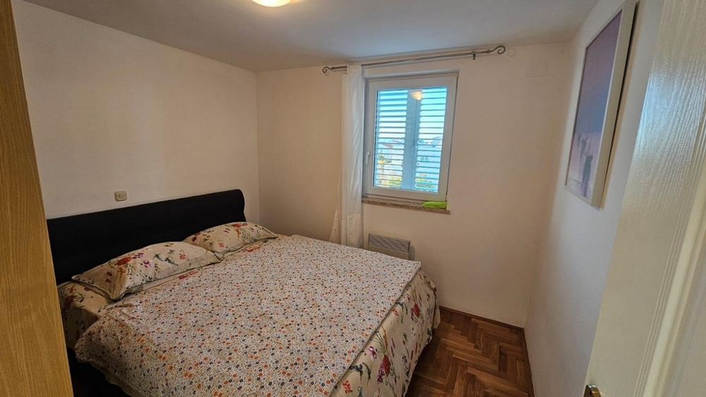 Podwójne łóżko w przytulnej sypialni.