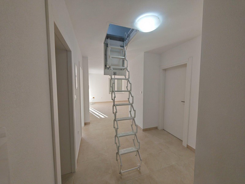 Pomocnicze schody prowadzą na poddasze nieruchomości A3512.