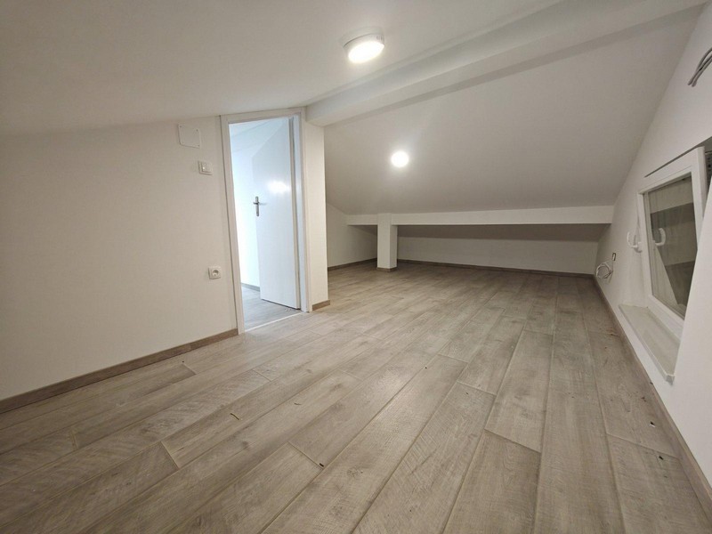 Poddasze może pełnić funkcję pokoju dziecięcego.