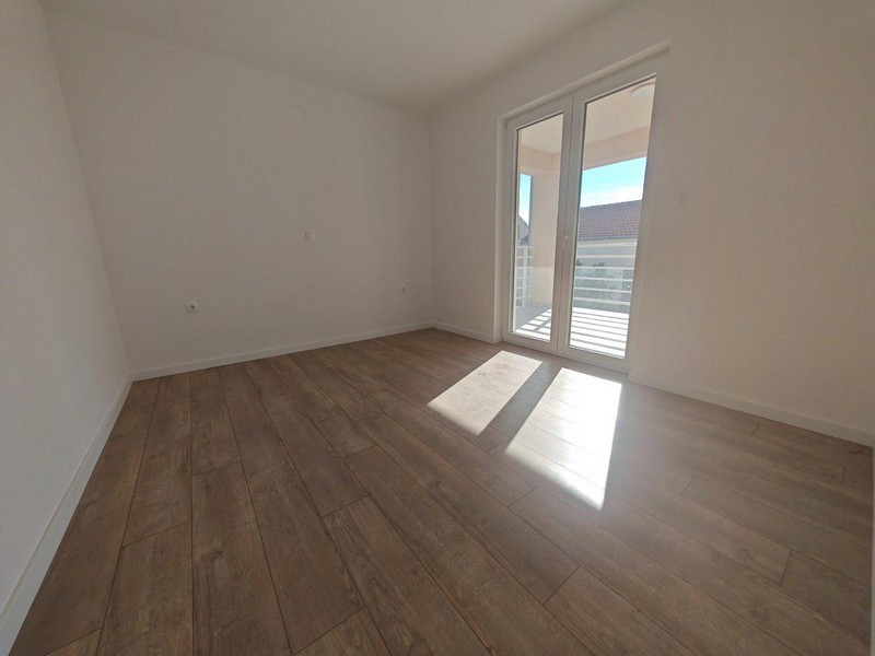 Sypialnia z wyjściem na taras.