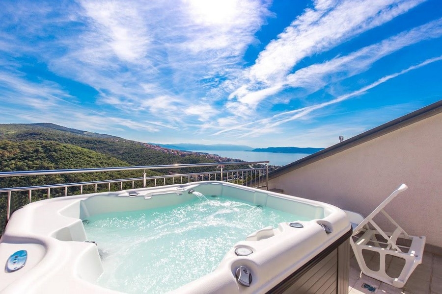 Taras na dachu i jacuzzi apartamentu A3515