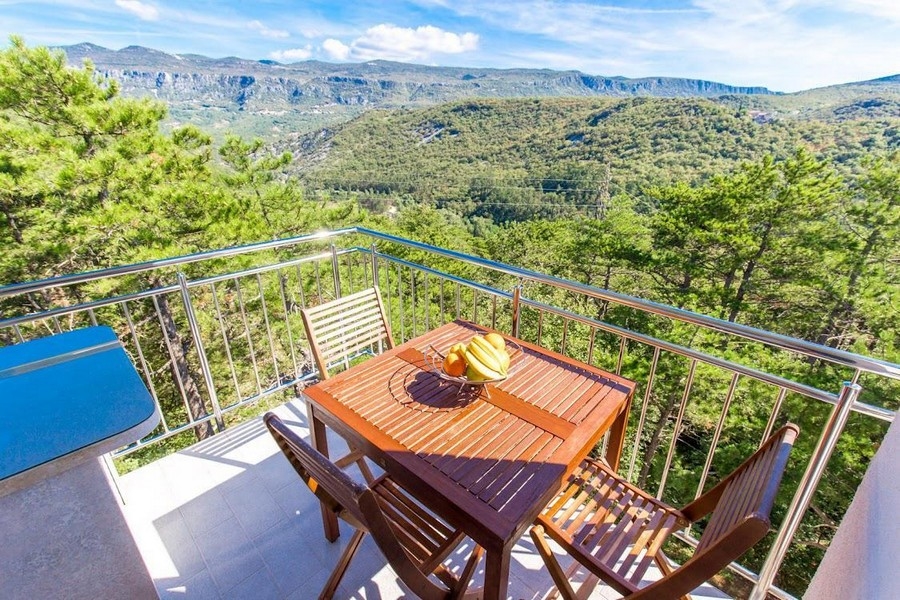 Widok na zieleń z balkonu posesji A3515 w Crikvenicy w Chorwacji.