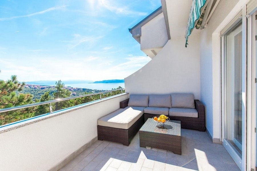 Taras z miejscami do siedzenia i widokiem na morze