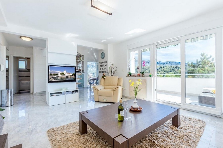 Pokój dzienny z dużym oknem i nowoczesnymi meblami