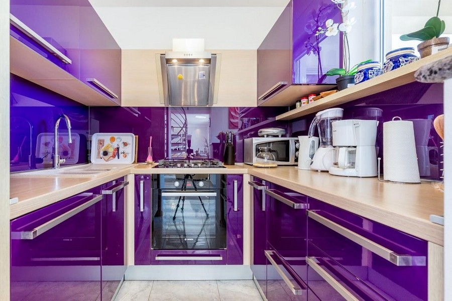 Nowoczesna kuchnia z fioletowymi frontami w wysokim połysku