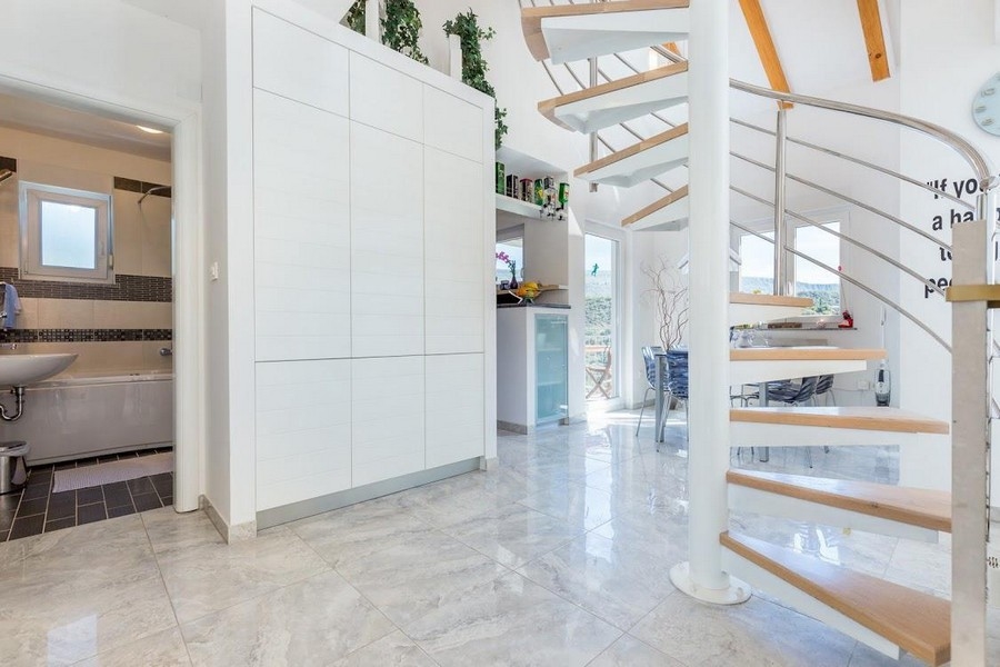 Schody z drewna i metalu w otwartej części dziennej