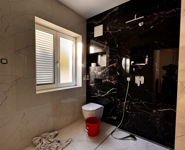 Łazienka po remoncie z nowoczesną armaturą.