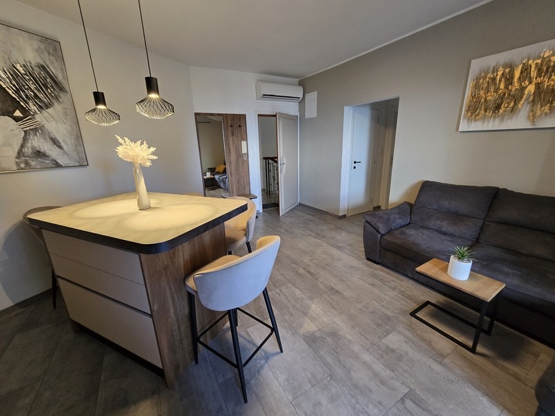 Przytulny salon z sofą, jadalnią i nowoczesną kuchnią, klimatyzowany i umeblowany