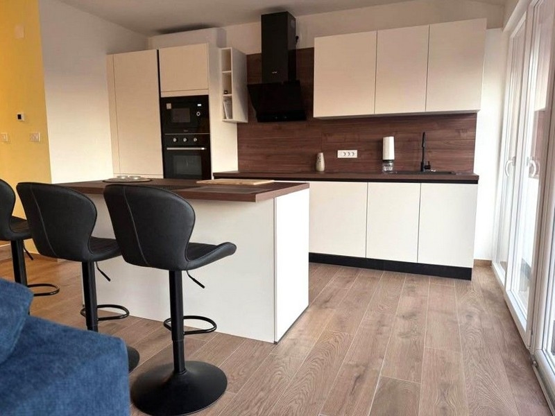 Nowoczesna kuchnia w apartamencie A3523, który jest na sprzedaż w Matulji w Chorwacji.