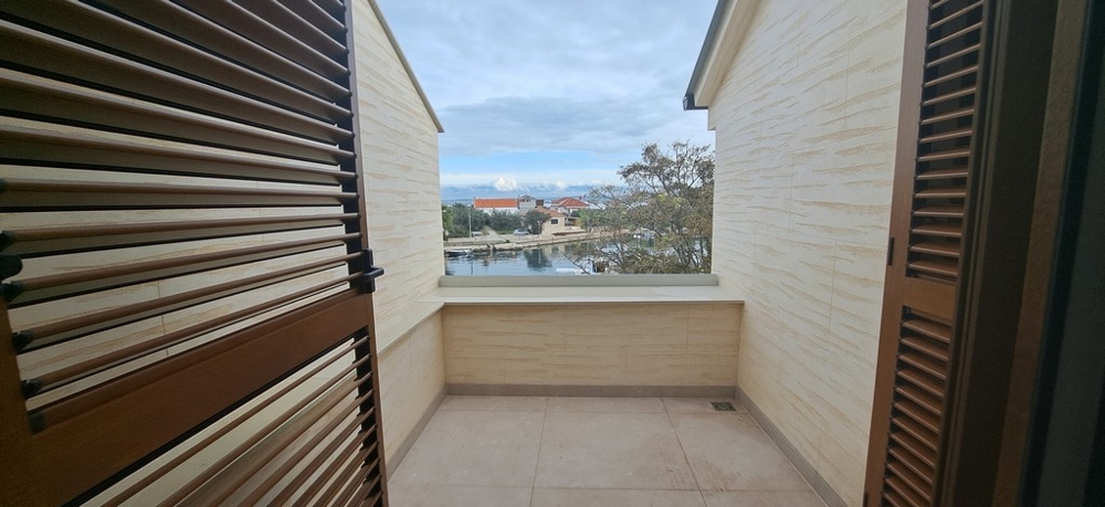 Balkon z drewnianymi okiennicami i widokiem na morze, nieruchomość A3529 w Poljanie