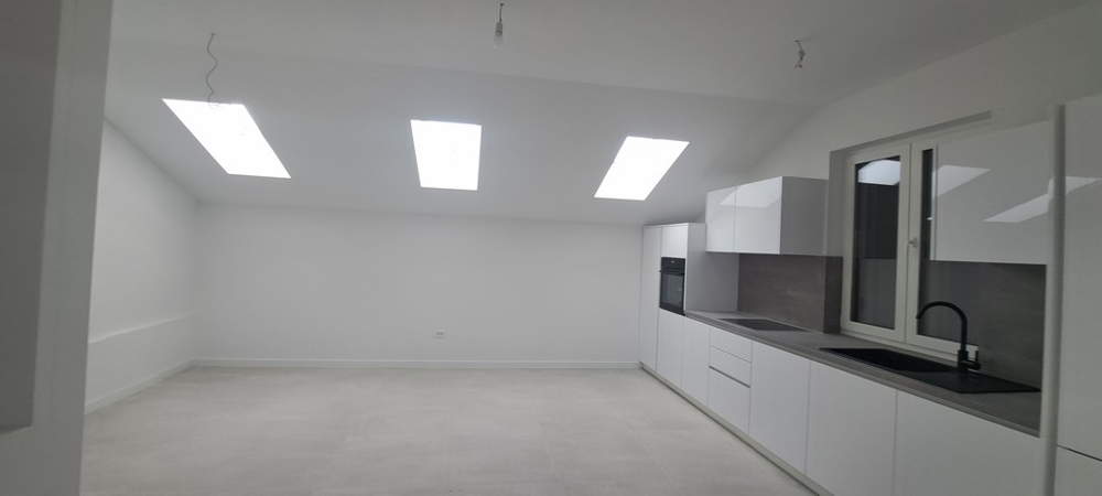 Nowoczesna kuchnia ze świetlikami i przestronnym salonem w Poljanie, nieruchomość A3529