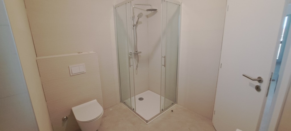 Łazienka z prysznicem i nowoczesnym designem na Poljanie, nieruchomość A3529, Panorama Harcerska