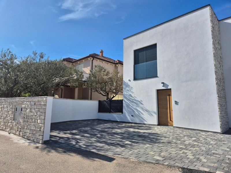 Strefa wejściowa od strony parkingu.