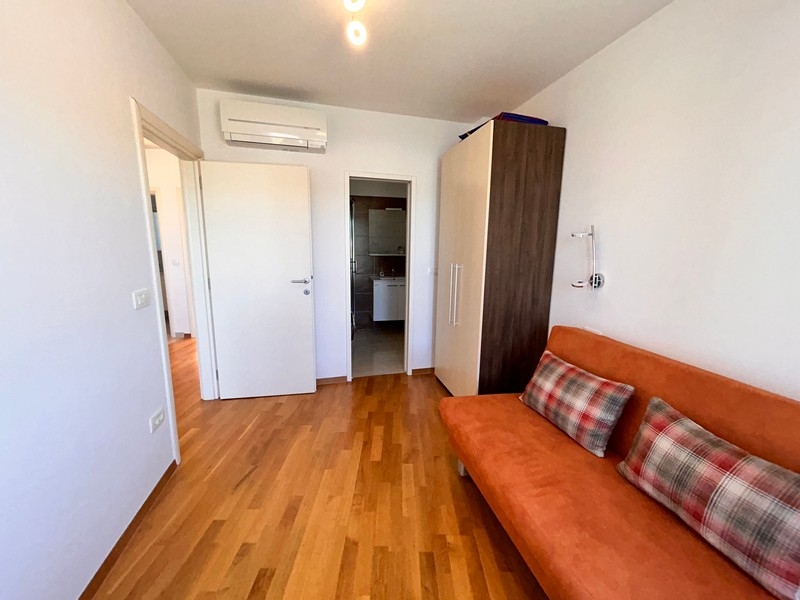 Klimatyzowana sypialnia z sofą