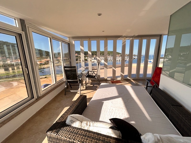 Część dzienna z widokiem na port i morze