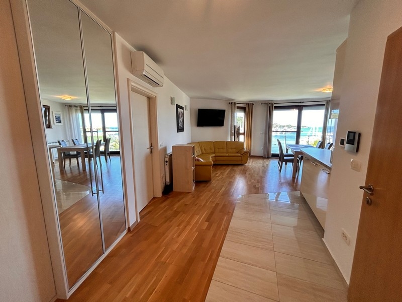 Przedpokój z salonem, sofą i widokiem na morze