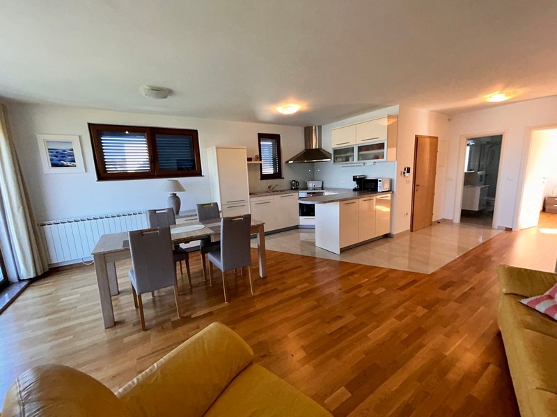 Otwarta kuchnia i jadalnia z widokiem na salon