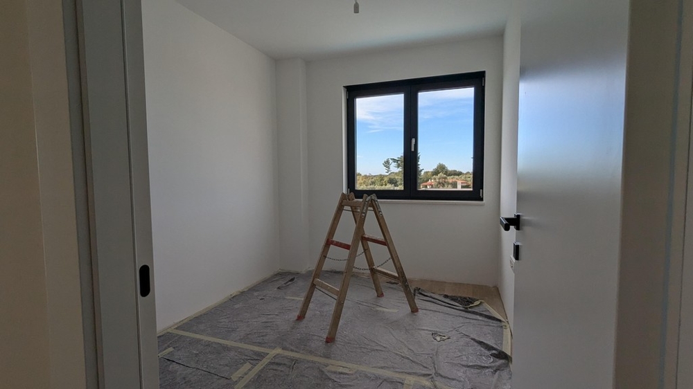 Mały pokój z oknem, drabiną