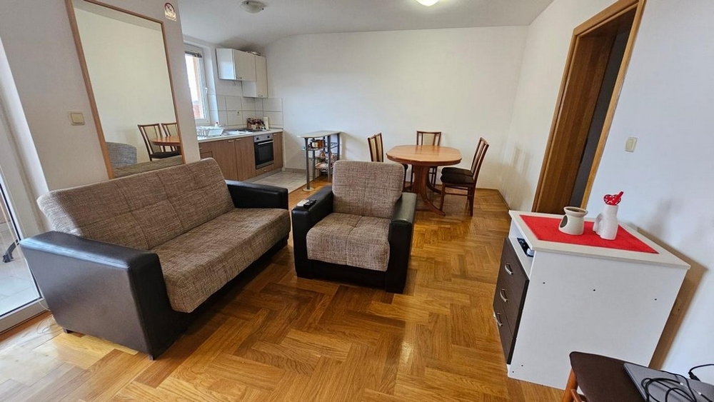 Pokój dzienny i widok na kuchnię w nieruchomości A3543 w Chorwacji.