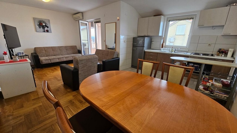 Jadalnia, kuchnia i widok na salon w nieruchomości A3543.