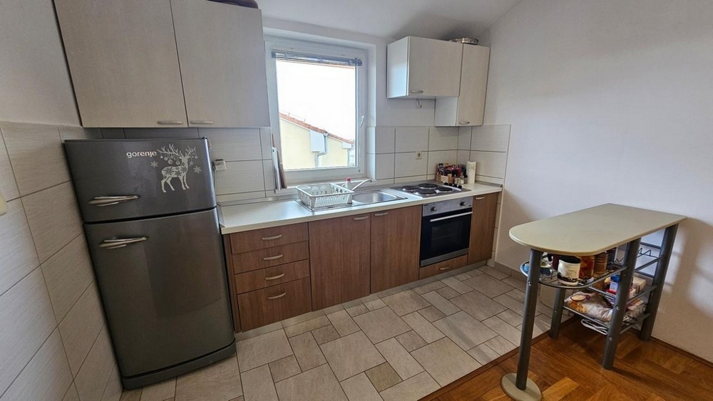 Kuchnia i mały bar.