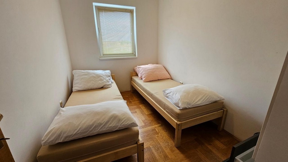 Mała sypialnia z dwoma pojedynczymi łóżkami.