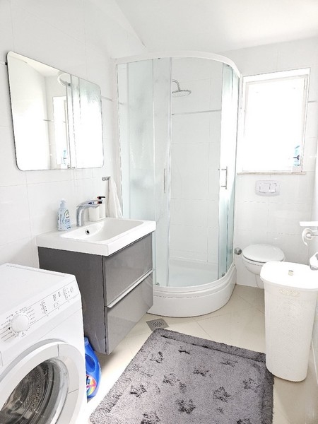 Jasna łazienka z prysznicem.