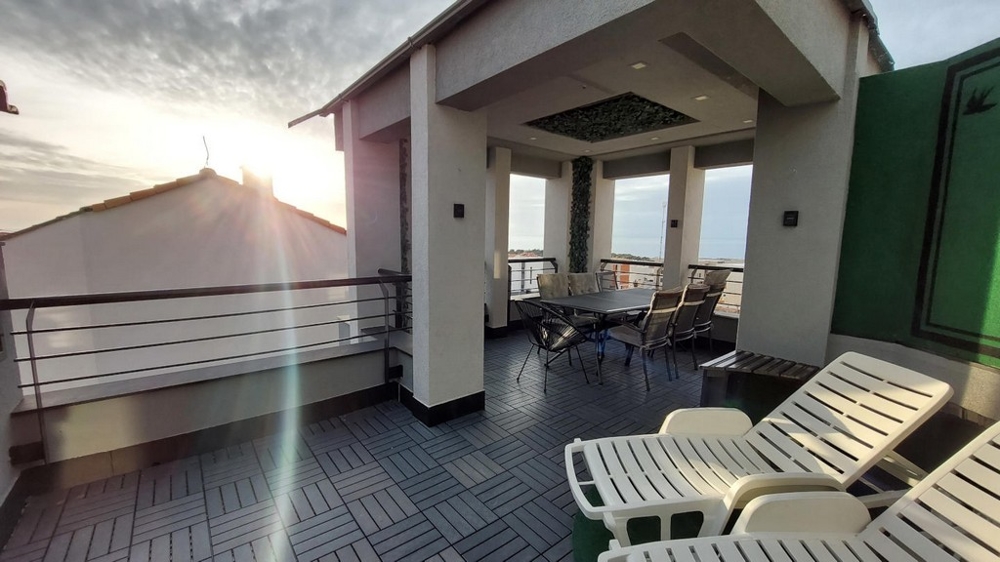 Duży taras apartamentu A3545 w Chorwacji.