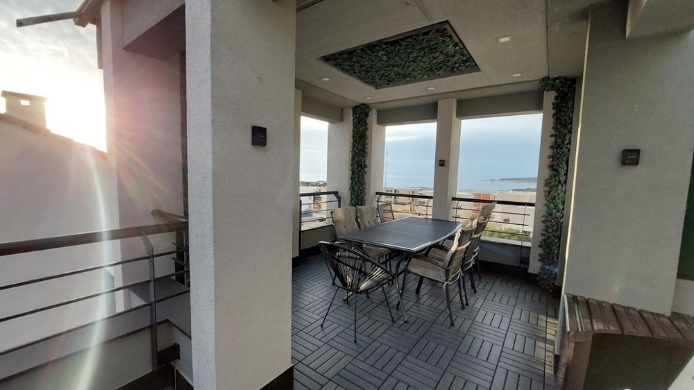 Duży taras z widokiem na morze posiadłość A3545 w Novalji.