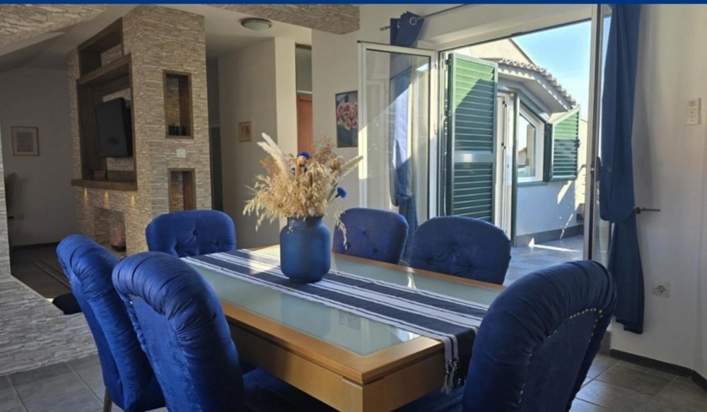 Stół jadalny i wyjście na taras apartamentu.