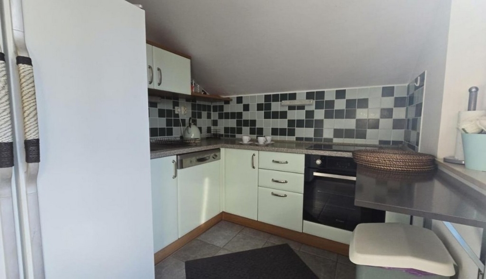 Nowoczesna kuchnia w mieszkaniu A3545, który jest na sprzedaż na wyspie Pag.