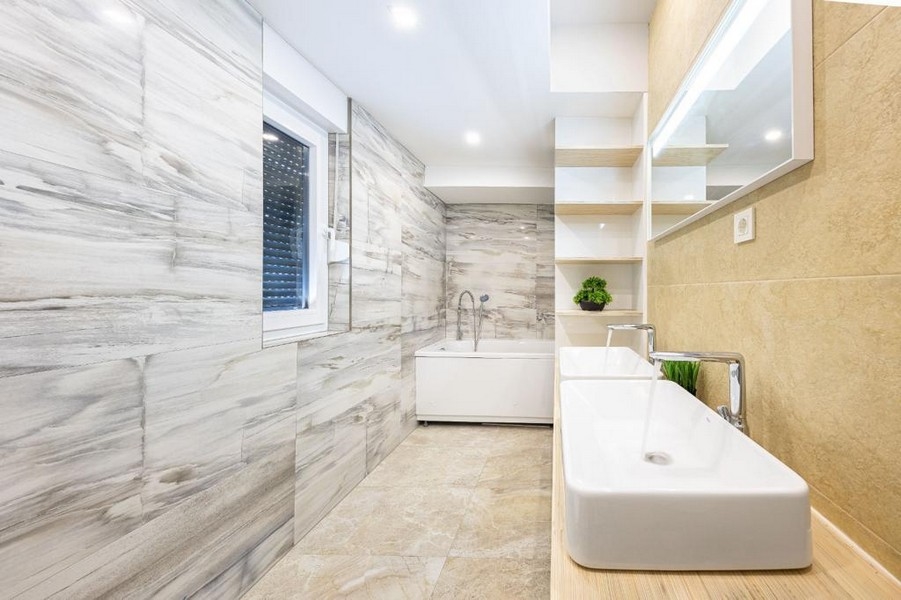 Łazienka z prysznicem i nowoczesnym wyposażeniem