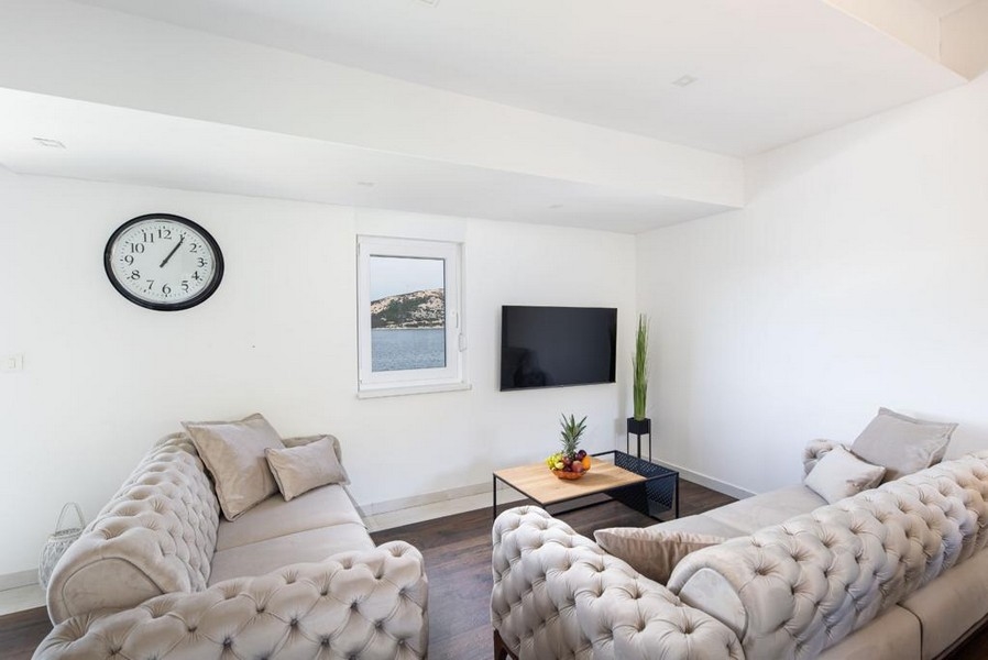 Pokój dzienny z widokiem na morze i TV.