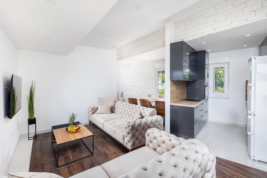 Część dzienna z otwartą kuchnią i jadalnią