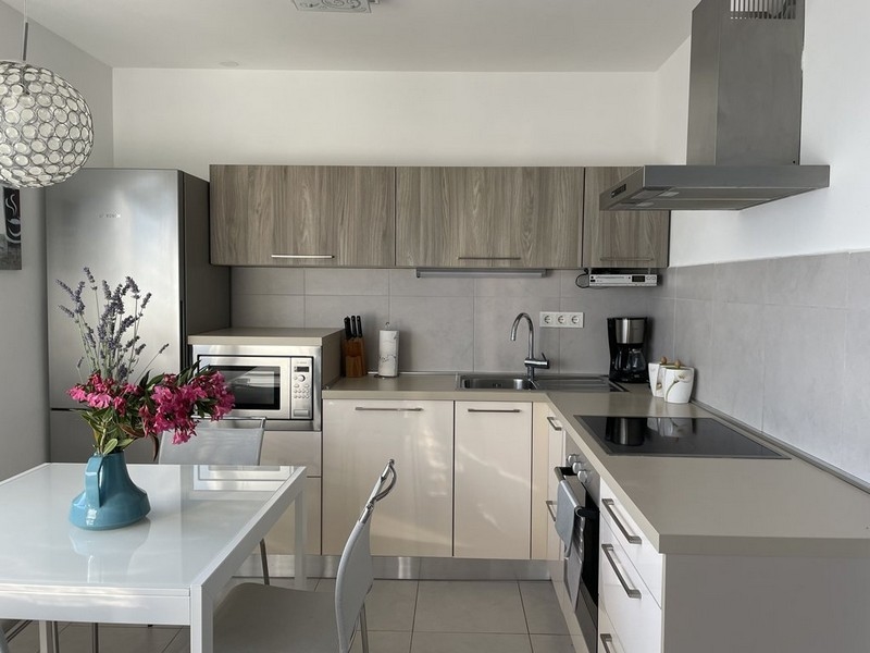 Nowoczesna kuchnia z jadalnią i sprzętem ze stali nierdzewnej