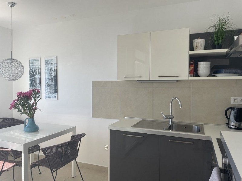 Jasna kuchnia ze stołem jadalnym i dekoracją