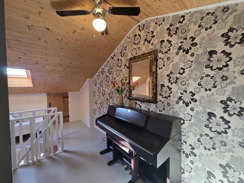 Piętro z fortepianem i skośnym sufitem
