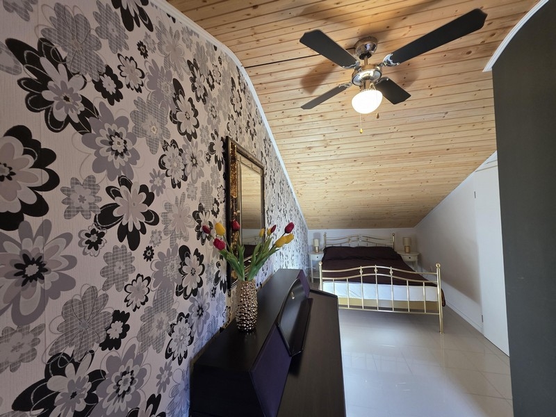 Poddasze z tapetą i pianinem